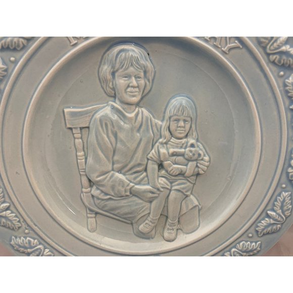 Haeger Pottery Mothers Day 1979 Plate First Annual 8" Blue - Picture 3 of 6